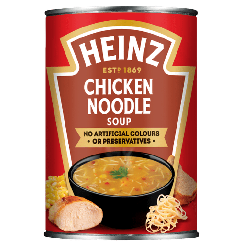Une boite de conserve rouge sur fond blanc avec un bol de soupe orangée