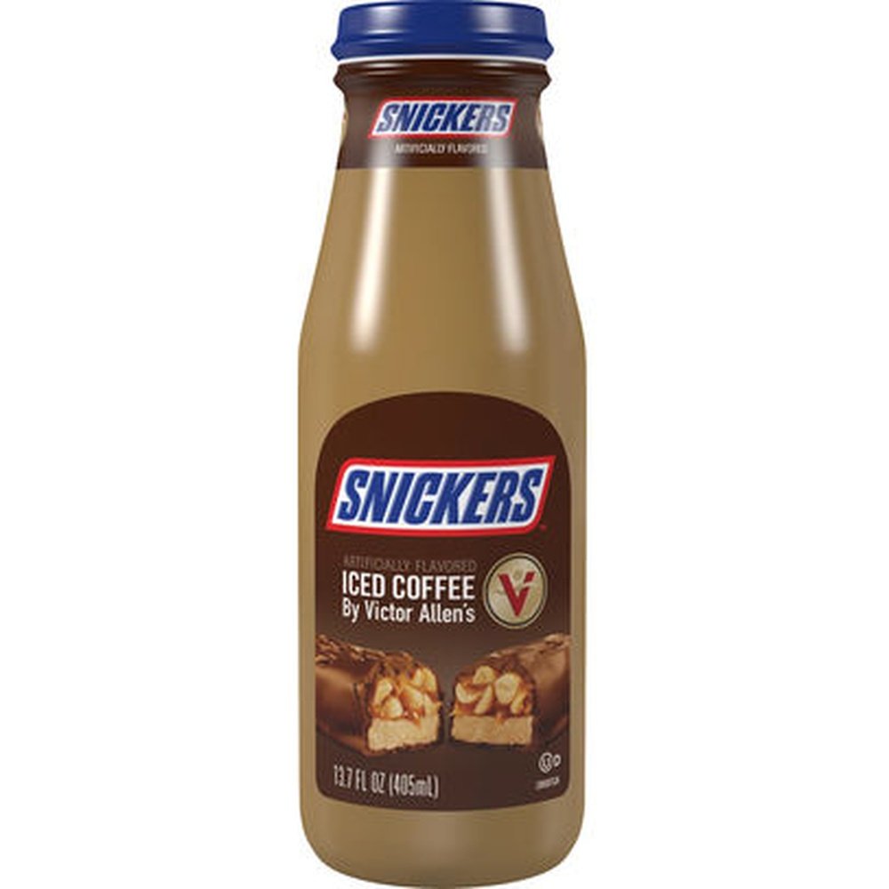 Une bouteille brune sur fond blanc, un capuchon bleu et une étiquette marron avec un Snickers coupé en 2
