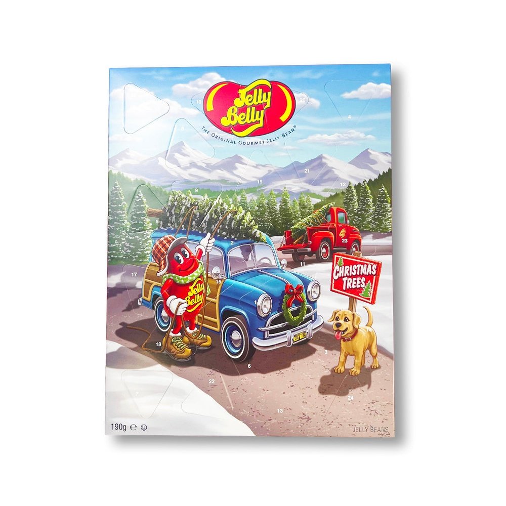 Un carton sur fond blanc avec une voiture bleue autour d’un paysage montagneux et enneigé avec plein de sapin. Sur le devant, un chien et un Jelly Belly rouge qui attache un sapin sur le toit de sa voiture
