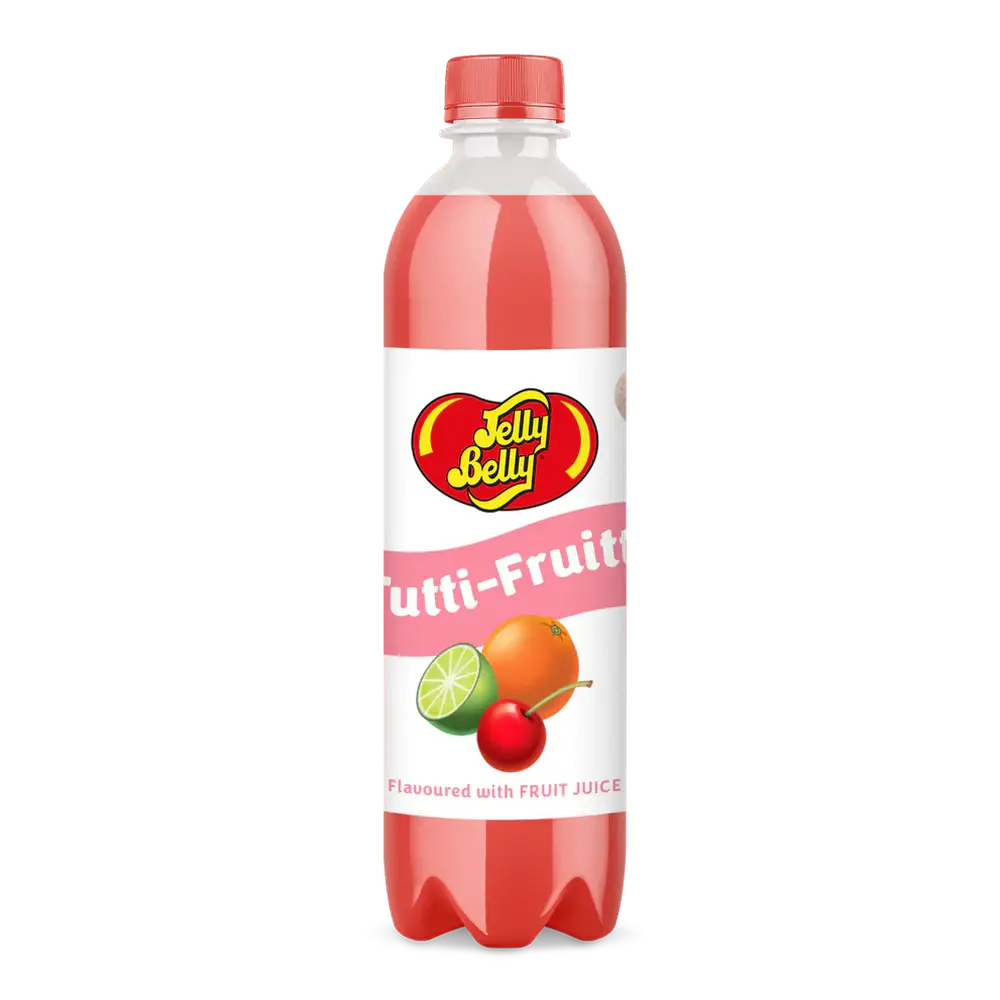 Une bouteille transparente avec une boisson rose et un capuchon rose, il y a une étiquette blanche avec un citron vert, une cerise et une orange en bas. Le tout sur fond blanc