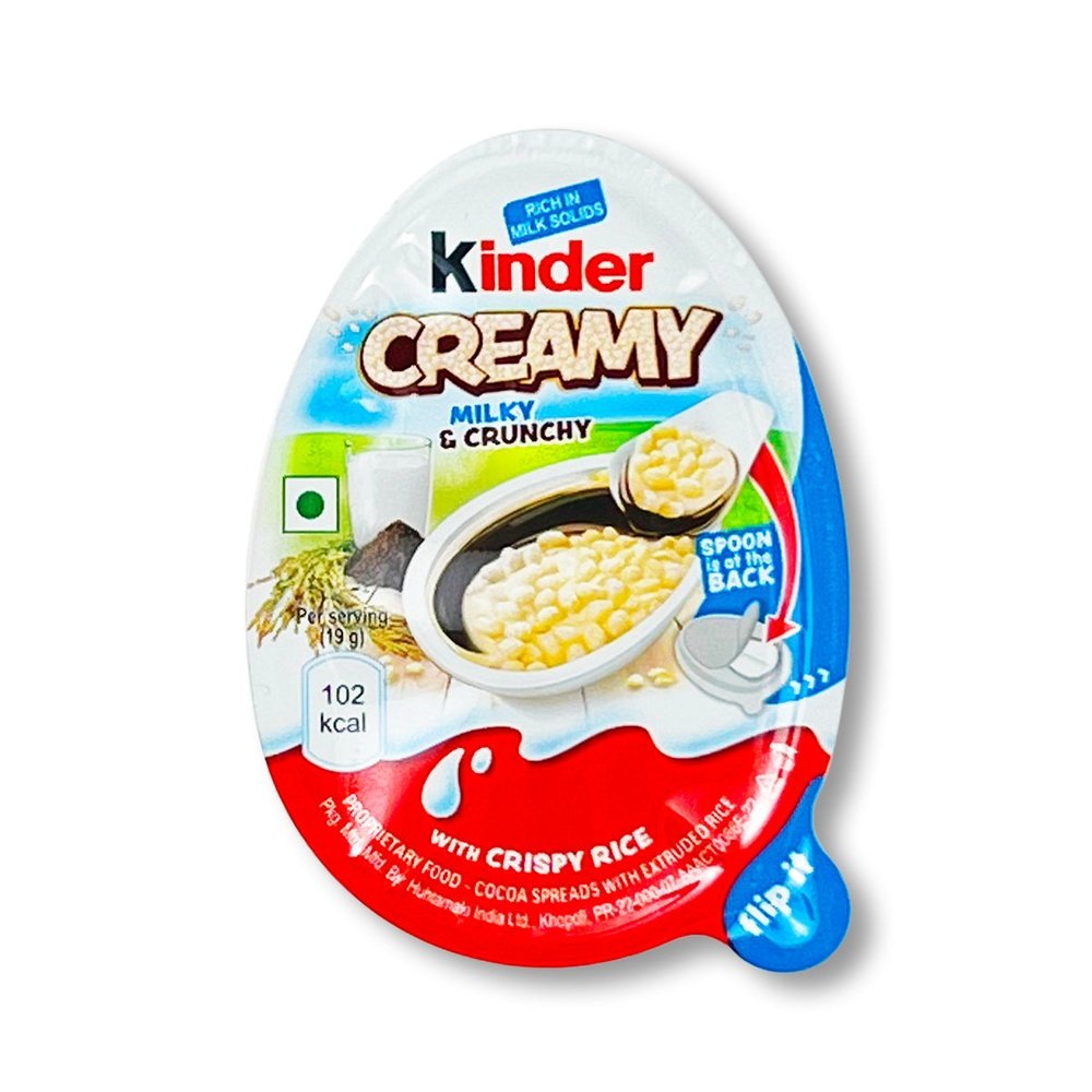 Un paquet blanc et orange sur fond blanc avec au centre un Kinder Creamy ouvert, on y voit le riz soufflé dans sa crème