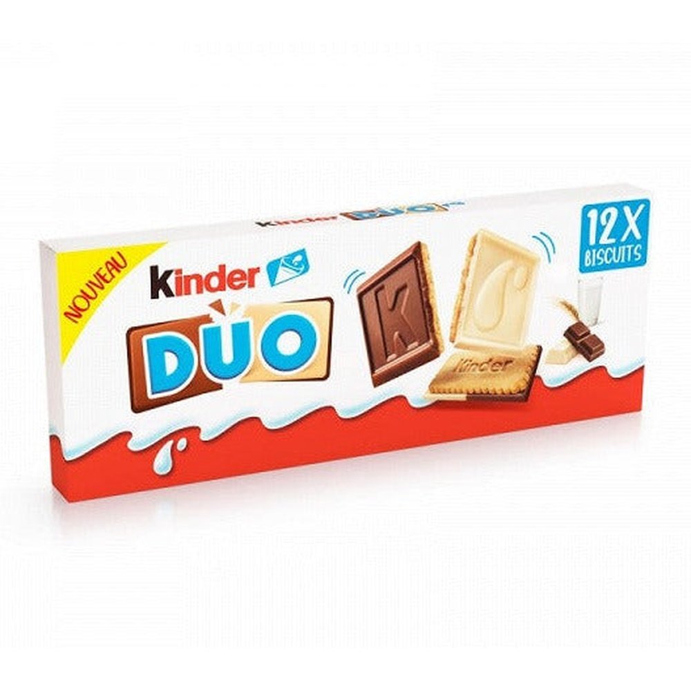 Un paquet blanc et orange sur fond blanc avec 2 biscuits au chocolat au lait et au chocolat blanc avec à droite un verre de lait et un morceau de chocolat