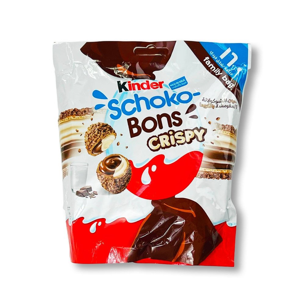 Un paquet avec un grand Kinder au centre, à droite il y a un Kinder Schoko Bons coupé en 2 et on y voit le chocolat blanc et au lait. Le tout sur un fond blanc