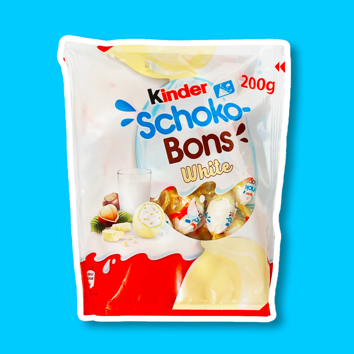 Un paquet avec un grand Kinder Schoko Bons au centre avec une partie transparente où on voit l’intérieur du paquet. Le tout sur un fond bleu