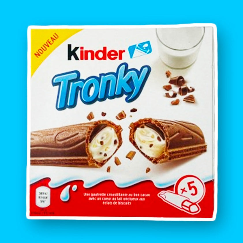 Un emballage blanc et une bande orange en bas, au centre on y voit un biscuit chocolaté fourré à la crème et à l'arrière un verre de lait. Le tout sur un fond bleu