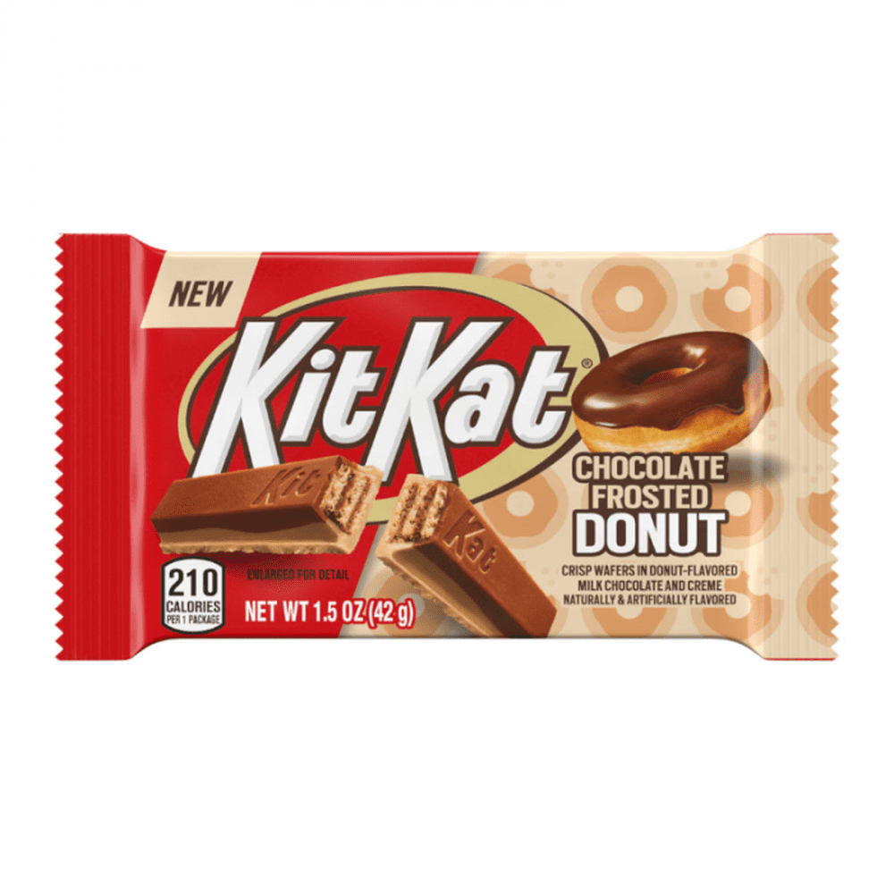 Un emballage rouge à gauche et beige à droite, au centre il y a un biscuit en bâtonnet brun et sur le coté donut avec un glaçage au chocolat. Le tout sur fond blanc