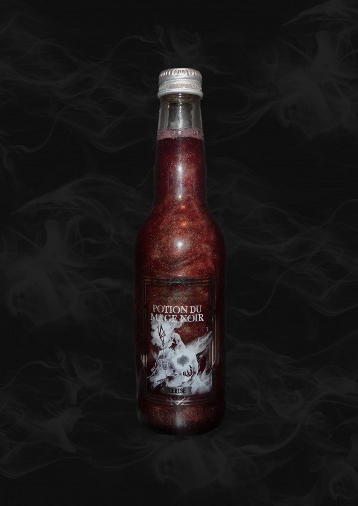 Une bouteille transparente avec une boisson pailletée rouge et sur l’étiquette un sorcier blanc. Le tout sur fond noir avec de la fumée