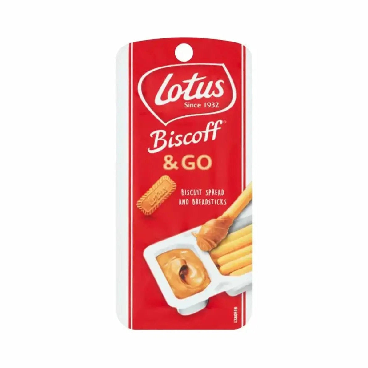 Un emballage rouge sur fond blanc avec un paquet blanc avec un long biscuit qui trempe dans une pâte brune