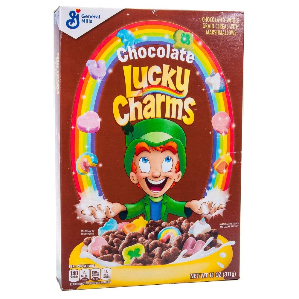 Un carton brun sur fond blanc avec un bol jaune rempli de céréales et un petit lutin habillé en vert avec un arc-en-ciel au-dessus de lui avec plein de petits marshmallows colorés