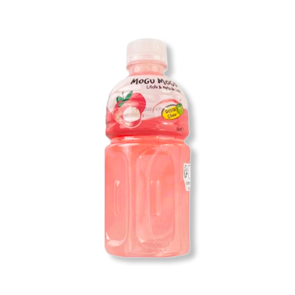 Une bouteille transparente sur fond blanc qui montre la couleur rose de la boisson. Sur l’étiquette est dessiné 3 litchis