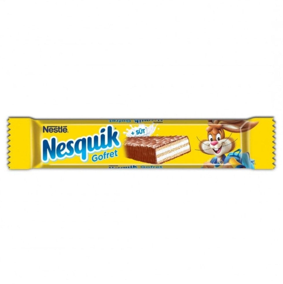 Un emballage jaune rectangulaire sur fond blanc, au centre une barre chocolatée coupée avec une mousse blanche à l’intérieur et à droite un lapin brun avec un sac-à-dos bleu