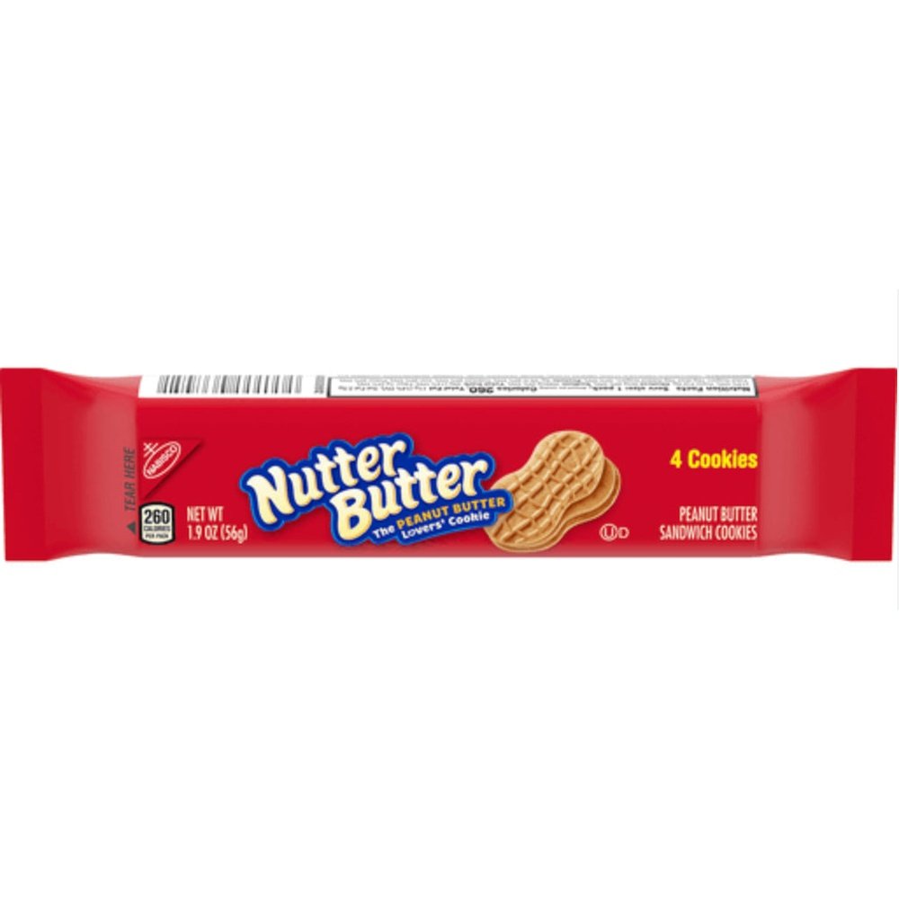 Un emballage rouge et long avec à gauche « Nutter Butter » écrit en bleu et à droite une petite gaufrette en forme d’arachide, le tout sur fond blanc