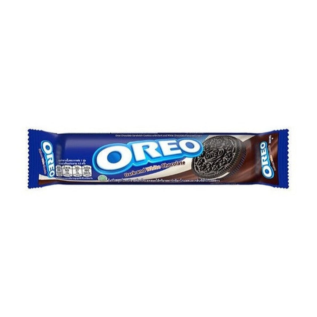 Un emballage long bleu sur fond blanc avec un biscuit noir sur une couche crémeuse blanche et marron