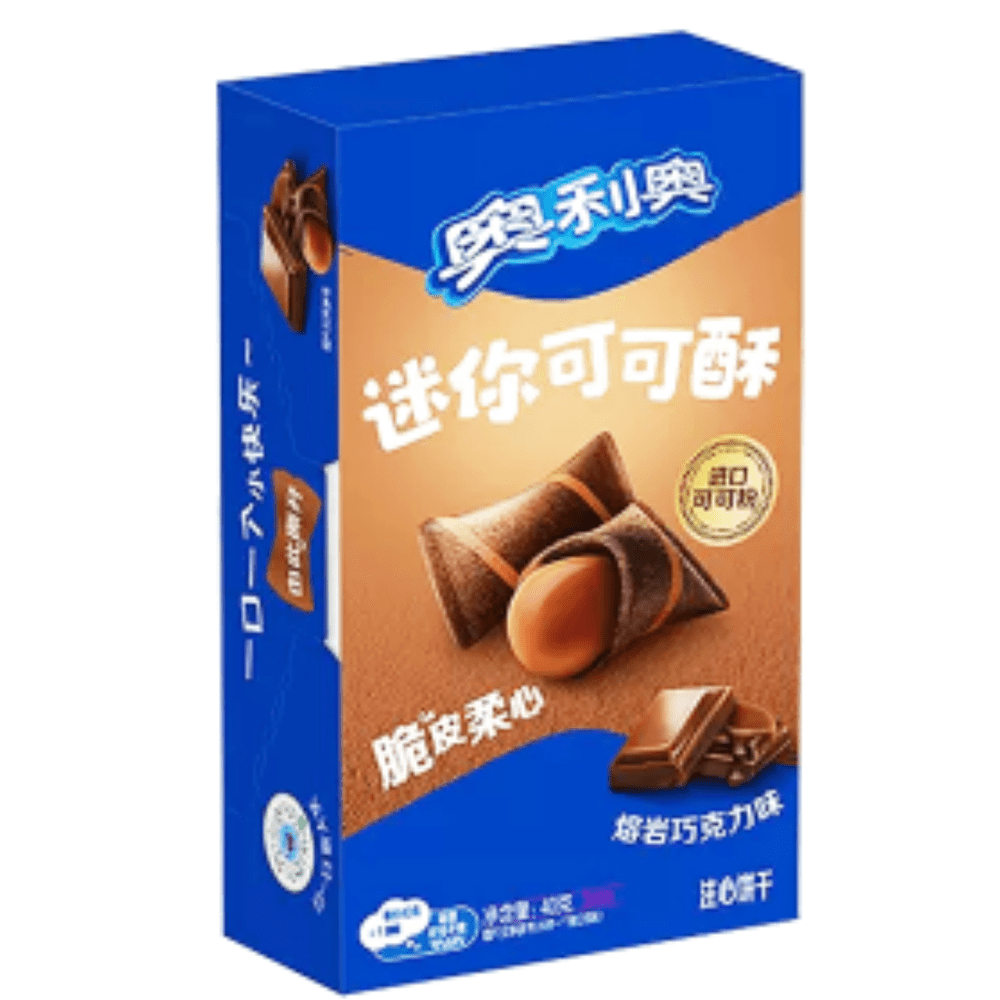 Un emballage bleu et brun sur fond blanc avec au centre 2 petits carrés bruns et au centre du caramel, en bas à droite 2 morceaux de chocolat