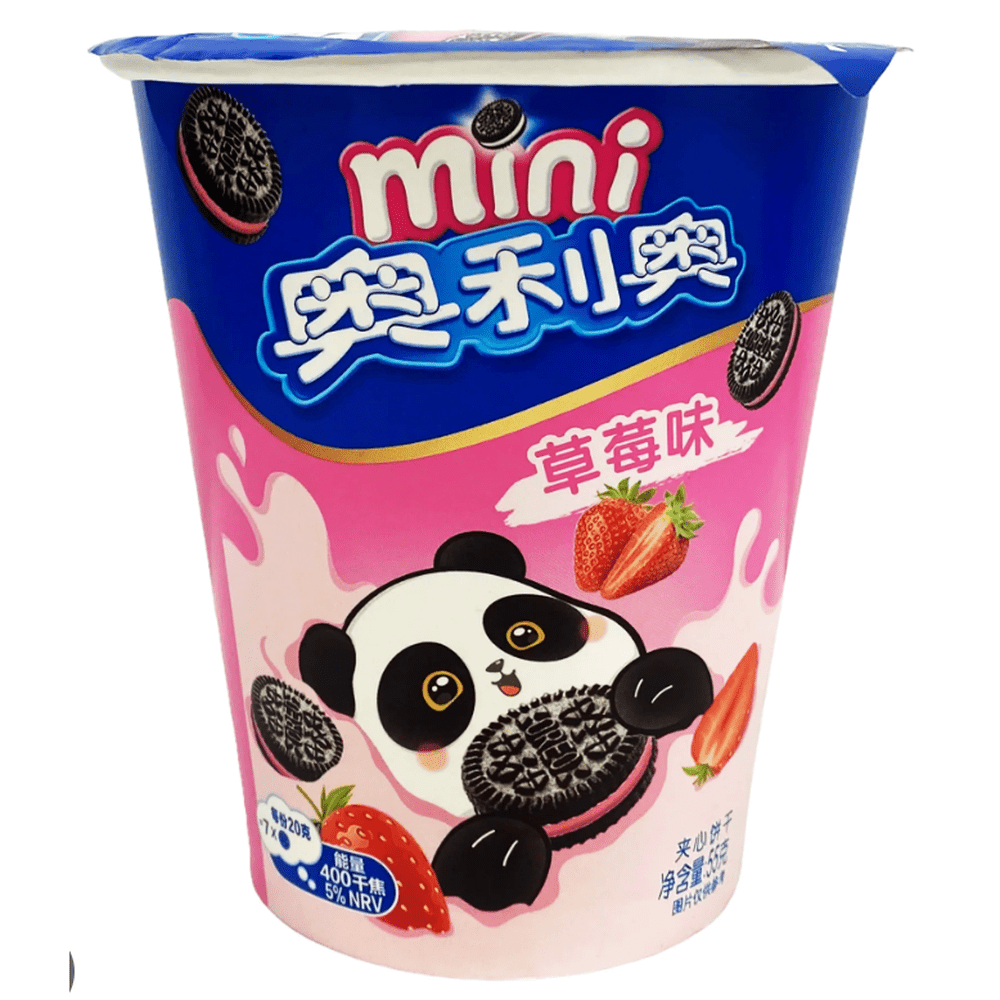 Un emballage bleu en haut et rose en bas, un panda qui tient un biscuit noir er tout autour des fraises. Le tout sur fond blanc