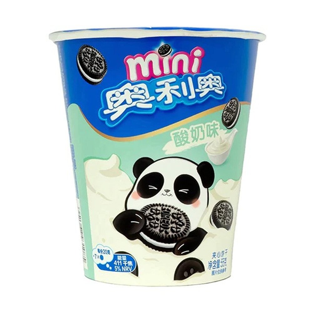  Un emballage bleu en haut et turquoise en bas, un panda qui tient un biscuit noir er tout autour une piscine de crème blanche. Le tout sur fond blanc