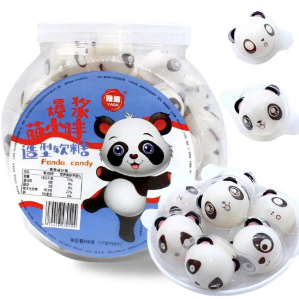 Un bol transparent sur fond blanc avec des petits bonbons en forme de tête de panda et au centre une étiquette bleu avec un petit panda en dessin 