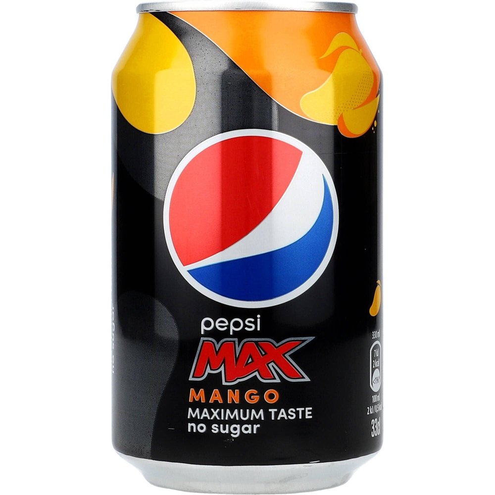 Une longue canette noire et orange sur fond blanc avec le logo de Pepsi au centre et un morceau de mangue en haut, à droite