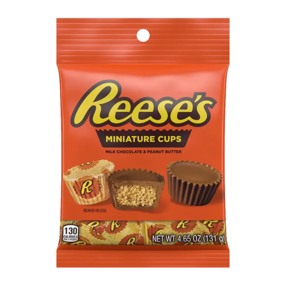 Un petit emballage orange sur fond blanc avec écrit « Reese’s » en jaune vers le haut et il y a 3  chocolats en cup en bas de l’emballage. A gauche il est dans un emballage doré avec des R orange et au milieu il est coupé