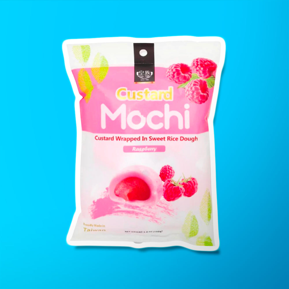 Un emballage blanc et rose sur fond bleu avec au centre un mochi rose avec une crème rouge à l’intérieur, à l’arrière il y a des framboises
