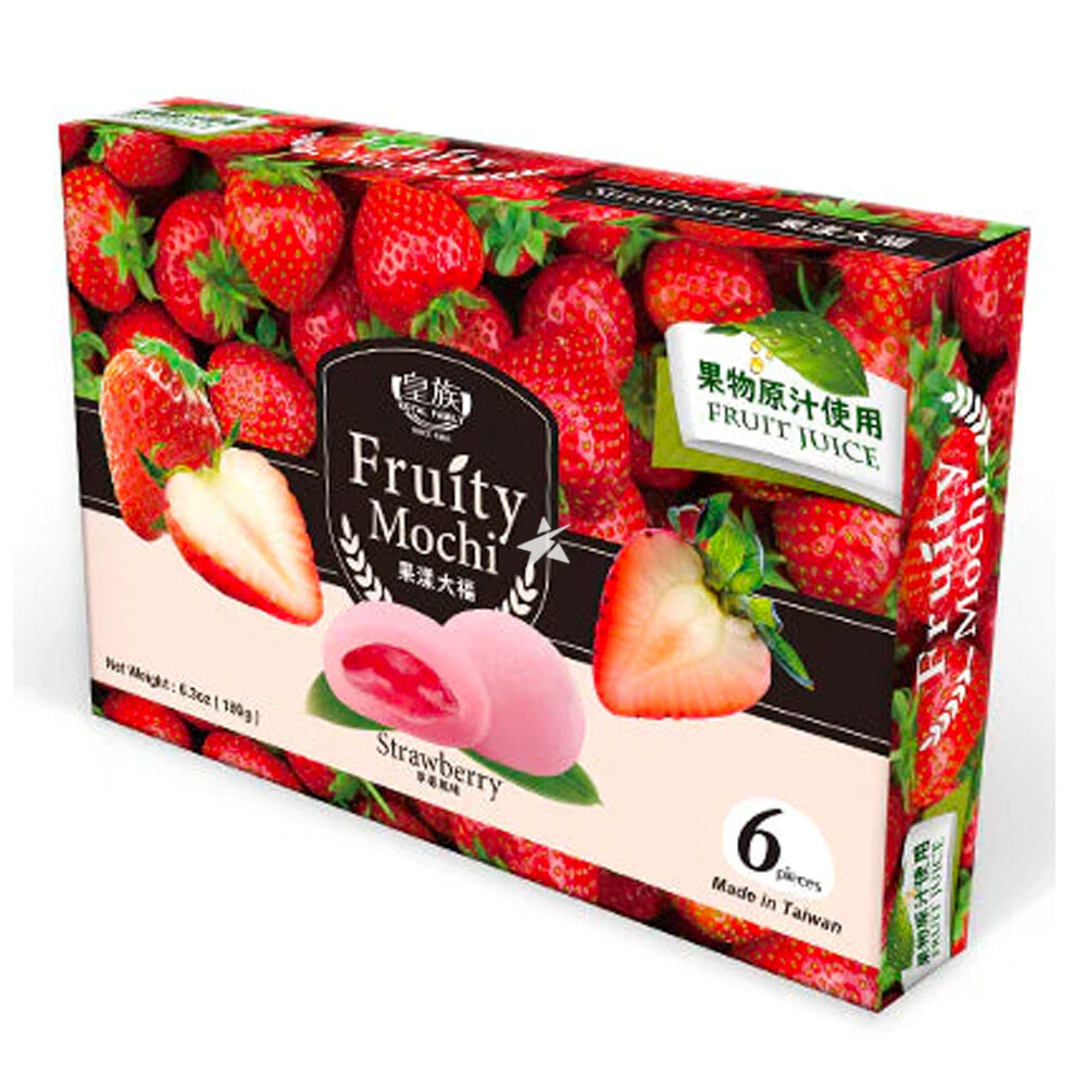 Un paquet avec des fraises partout, au centre il y a 2 mochis roses avec une crème rouge à l’intérieur. Le tout sur fond blanc