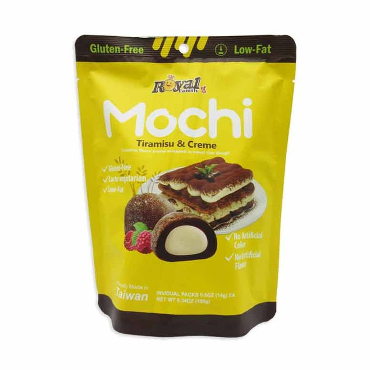 Un paquet jaune sur fond blanc avec au centre un mochi marron foncé avec une crème à l’intérieur, à l’arrière il y a une assiette avec une grosse part de tiramisu et 2 framboises