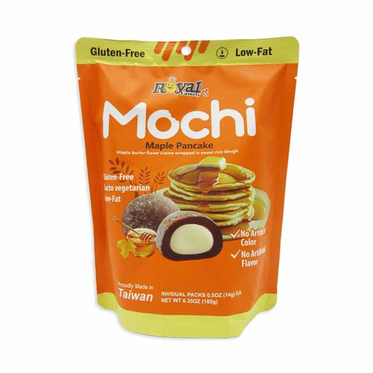 Un paquet orange sur fond blanc avec au centre 2 mochis bruns, à gauche il y a une assiette remplie de pancakes avec du sirop d'érable