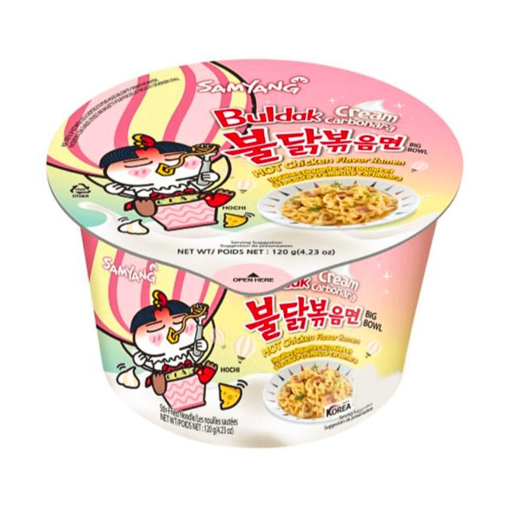 Un emballage en bol rose, jaune sur fond blanc avec à gauche une petite créature blanche qui mange une pâte et à droite une assiette blanche de nouilles à la sauce blanche avec des lardons