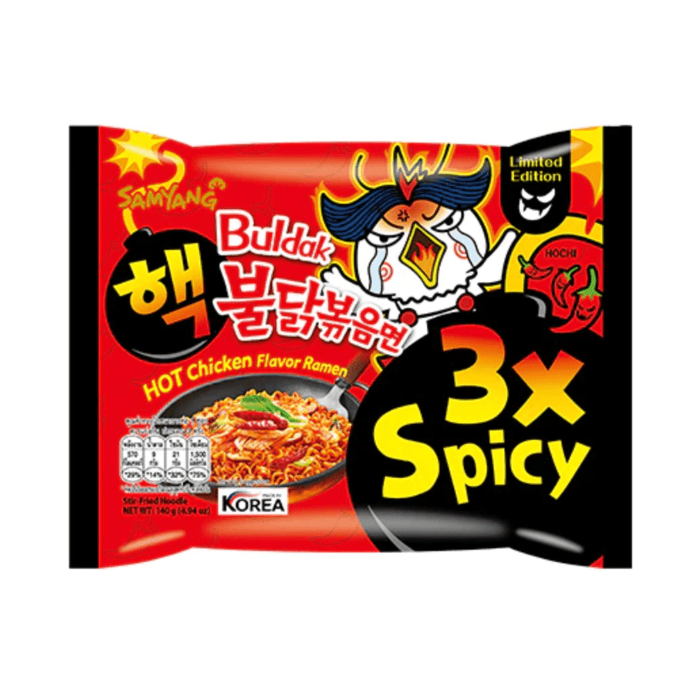Un petit paquet rouge sur fond blanc avec à droite une petite créature blanche qui a une flamme dans son bec et à gauche une poêle noire de nouilles très rouges et des légumes