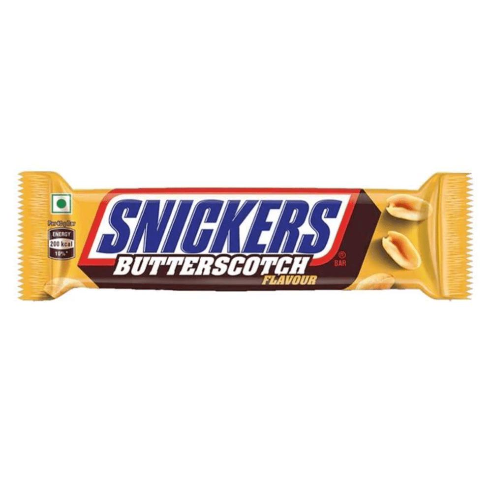 Un emballage couleur moutarde sur fond blanc avec au centre écrit « Snickers » en bleu et sur le côté droit il y a des cacahuètes