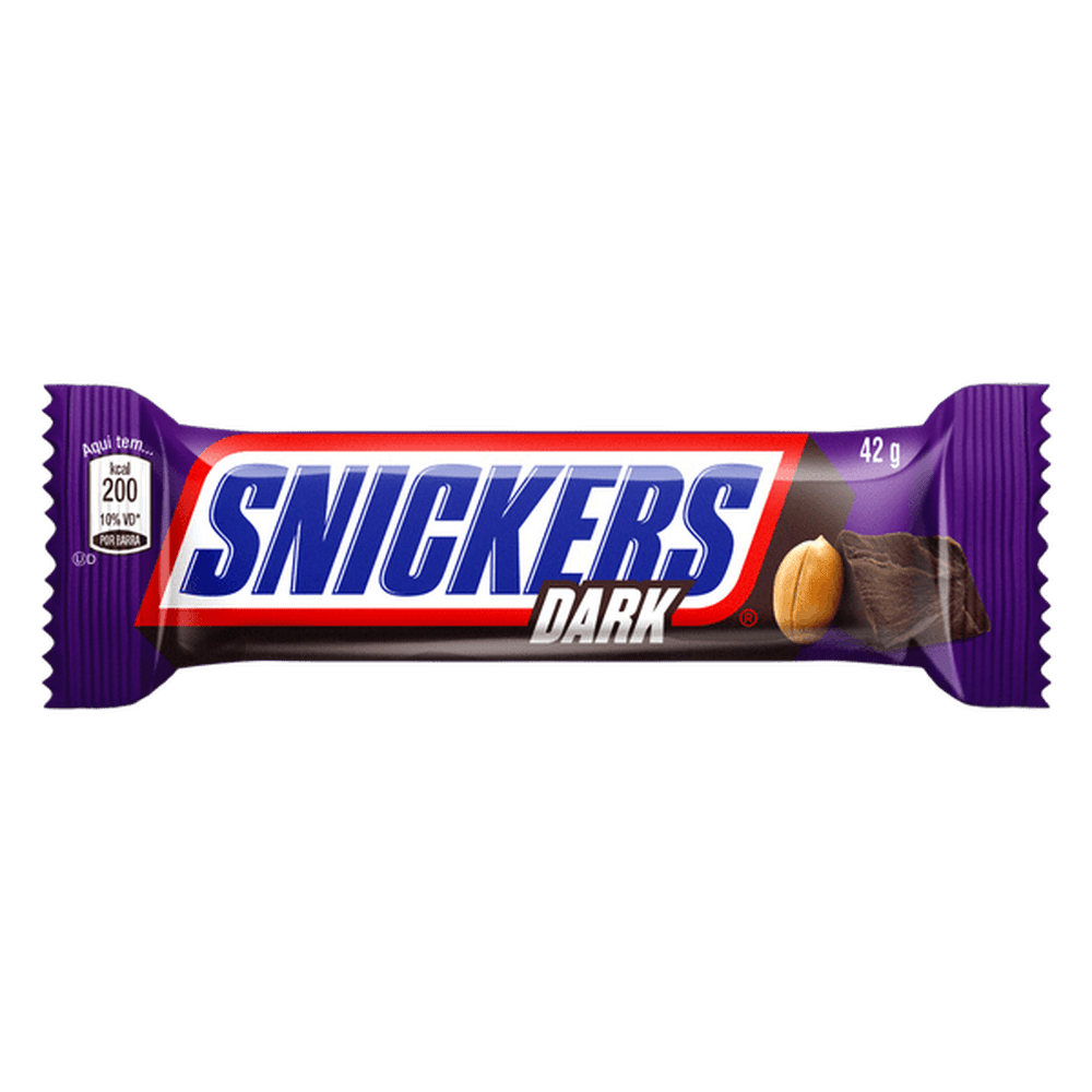 Un emballage mauve sur fond blanc avec au centre écrit « Snickers » en bleu et sur le côté droit il y a une cacahuète et un morceau de chocolat noir