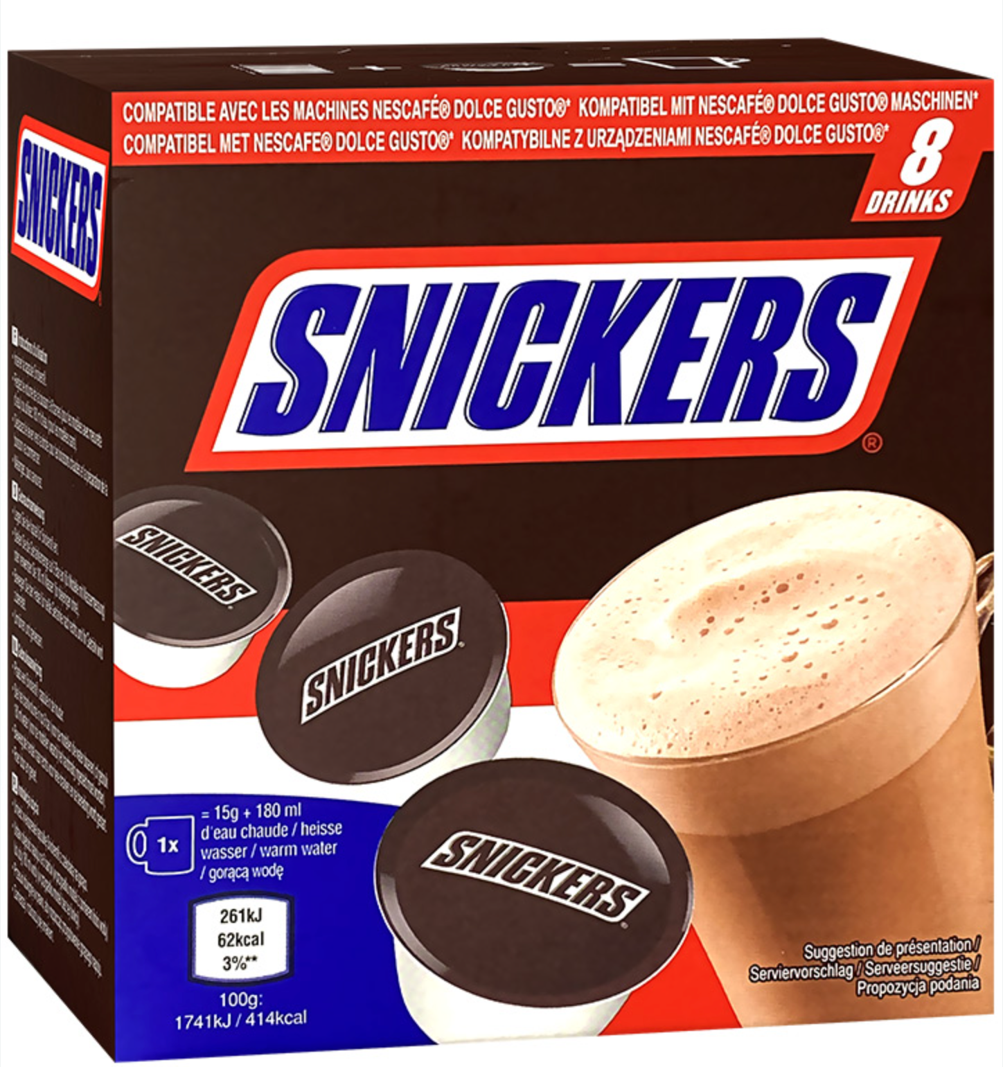Un carton brun sur fond blanc avec 3 capsules Snickers à droite, et une tasse transparente avec du chocolat chaud à gauche