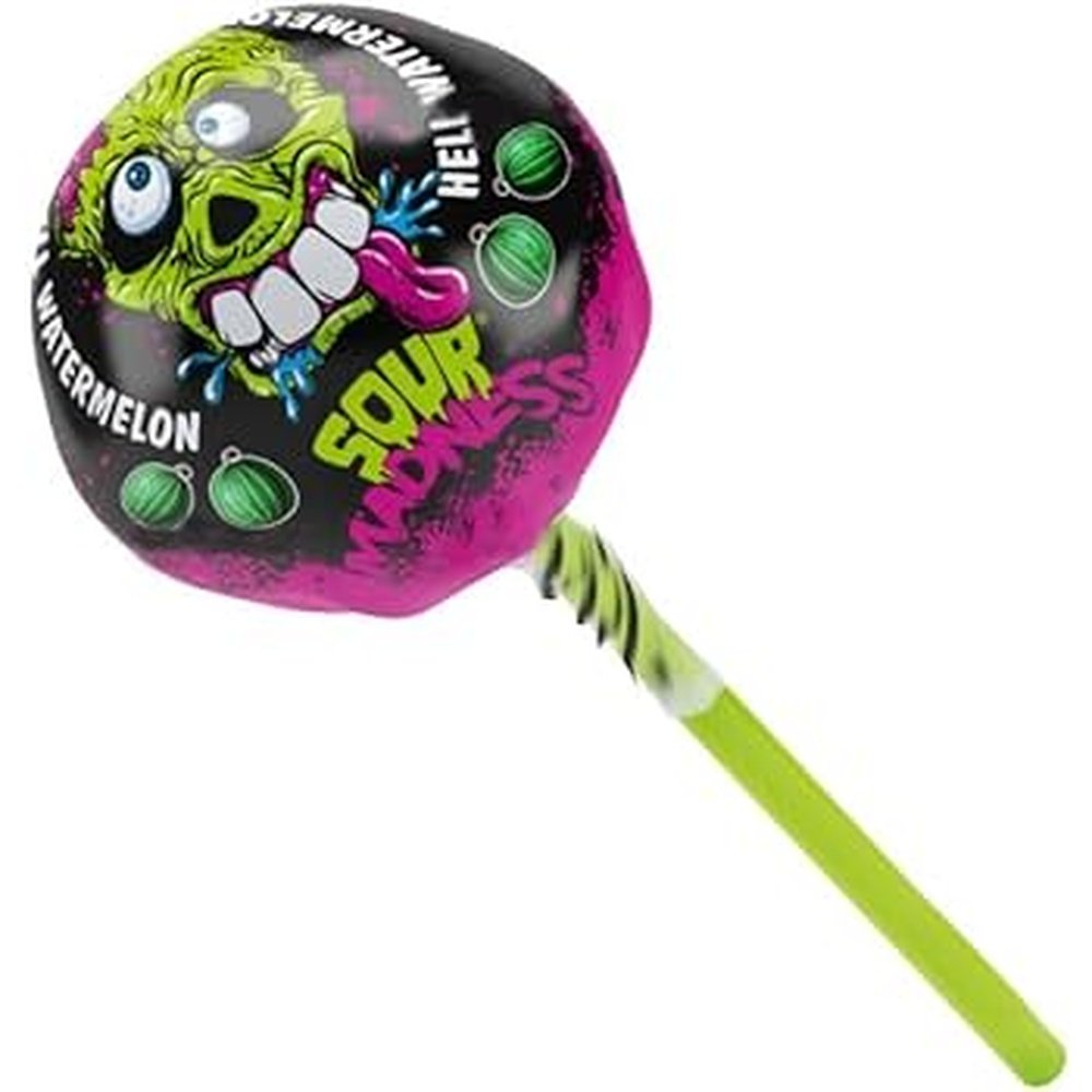 Une sucette dans un emballage noir et rose avec une tête de mort verte qui tire la langue et un bâtonnet vert. Le tout sur fond blanc 