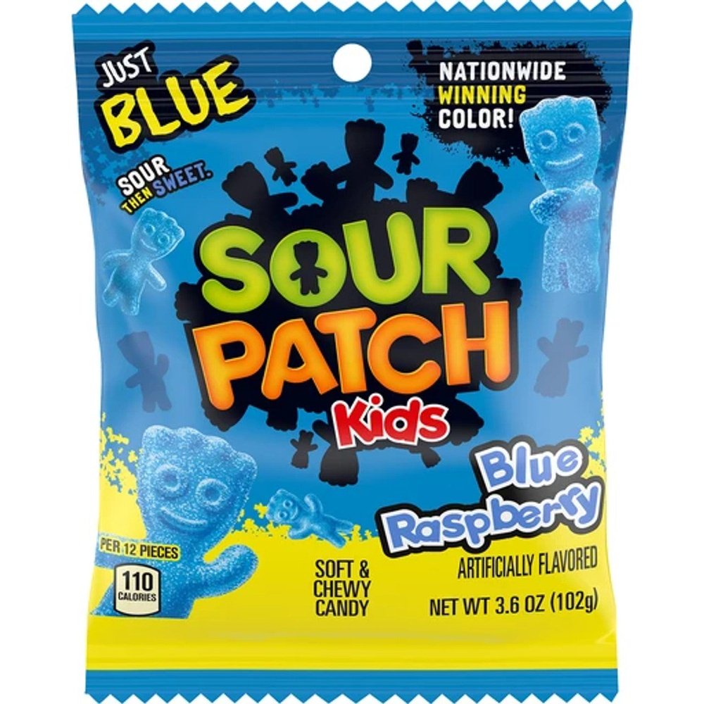 Un emballage bleu et jaune sur fond blanc avec des bonbons en forme de petits bonhommes bleu