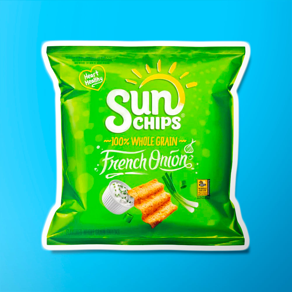Un emballage vert avec un bol blanc rempli d’une crème blanche, une chips en carré orange et de la ciboulette. Le tout sur fond bleu
