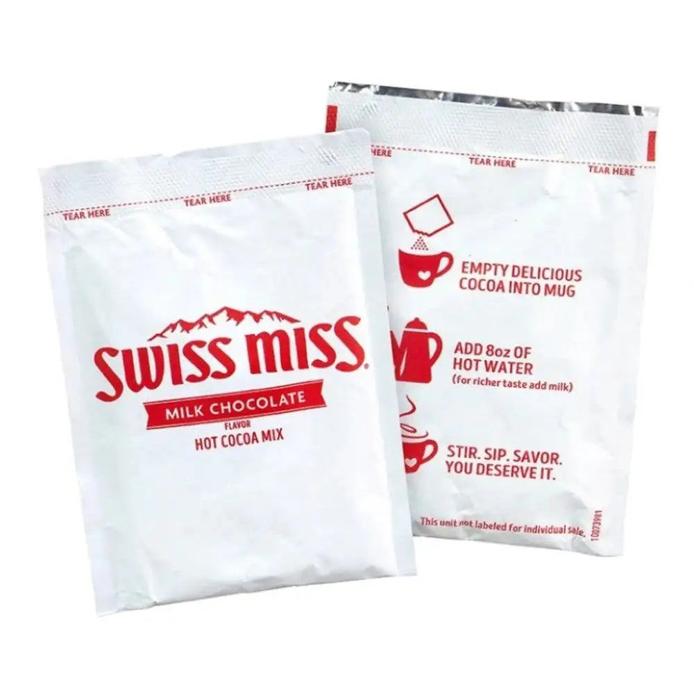 2 sachets blancs avec écrit en rouge « Swiss Miss » et au-dessus il y a le dessin d’une montagne, le tout sur fond blanc