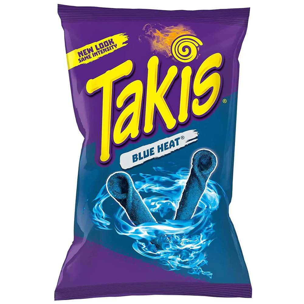 Un paquet mauve et bleu sur fond blanc avec au centre 2 Takis bleu et autour il y a un tourbillon de flammes bleues