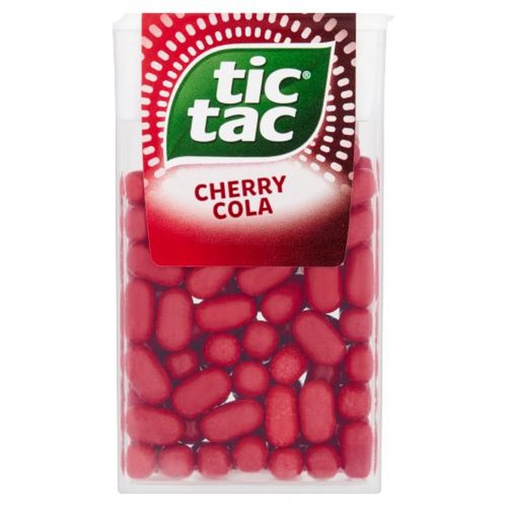 Un paquet transparent rempli de petites billes rouges, dessus il y a une étiquette rouge avec le logo « Tic Tac » en vert. Le tout sur fond blanc