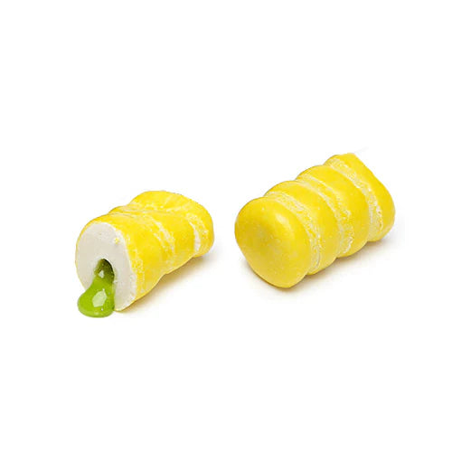 2 bonbons jaunes en forme de baril et celui de gauche est coupé, on y voit un coulis vert qui coule. Le tout sur fond blanc