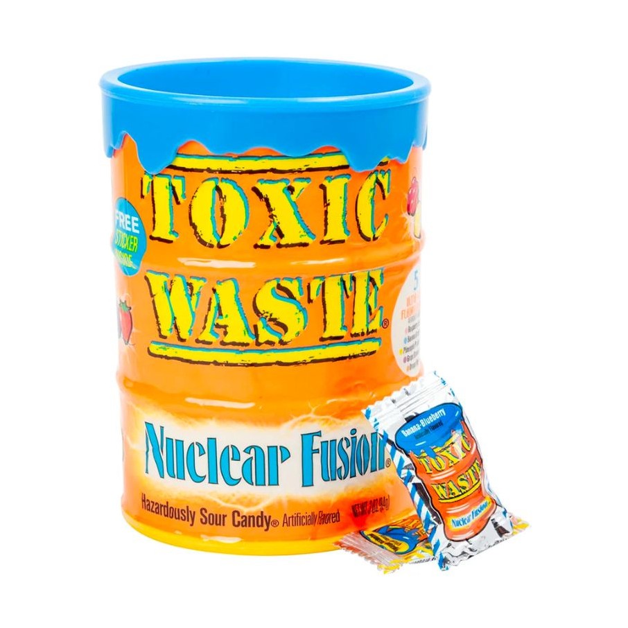 Un baril orange avec un capuchon bleu et devant il y a 2 petits emballages argentés. Le tout sur fond blanc 