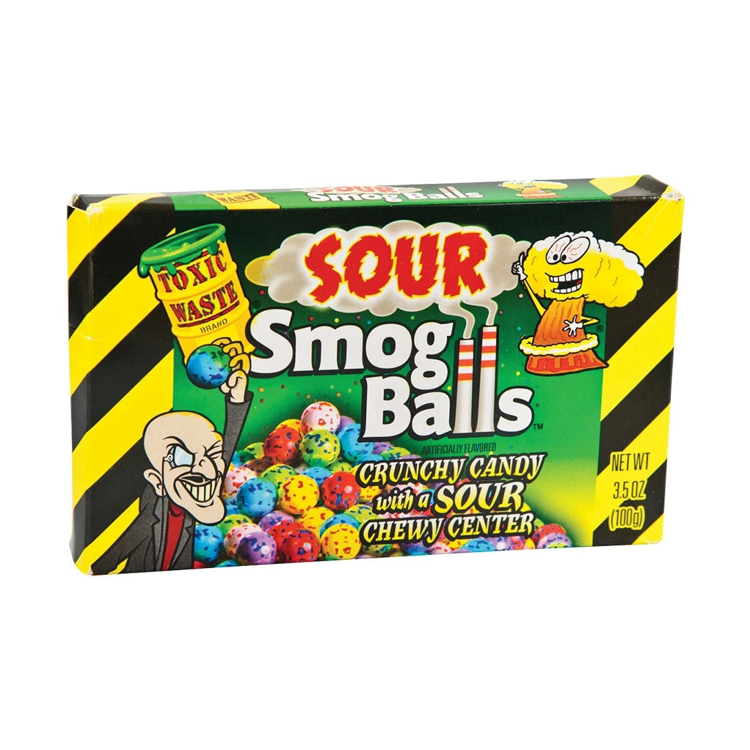 Un carton vert sur fond blanc avec plein de bonbons à tâches bleus en forme de petites boules colorés et devant il y a un monsieur qui tient un globe terrestre entre sa main