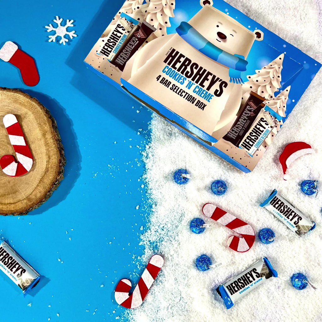Une vidéo avec la Hershey’s Collection Box en haut à droite et les 4 barres chocolatées qui sortent les unes après les autres. Le tout sur un fond bleu avec de la neige 