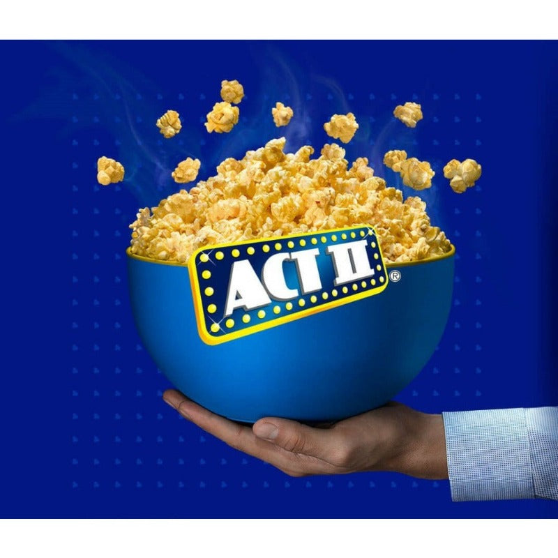 Une main de profil qui tient un bol bleu rempli de popcorn chauds et devant le logo « Act 2 ». Le tout sur fond bleu 