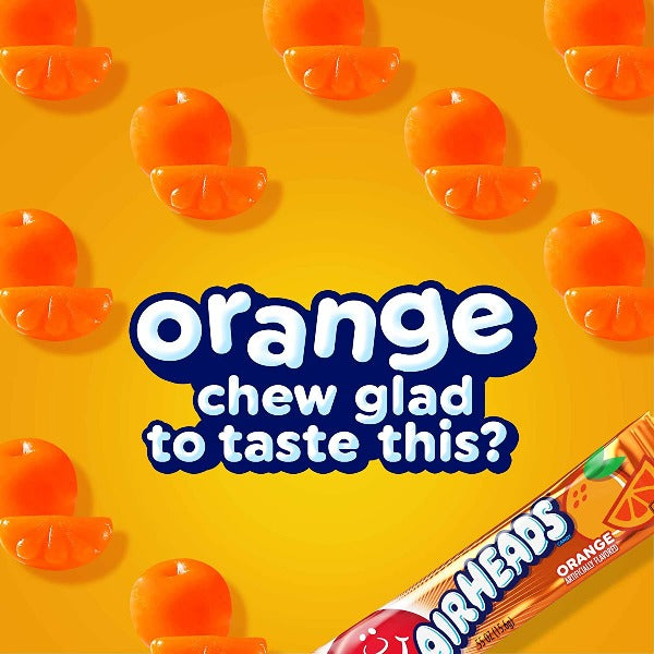 Des jouets en forme de orange éparpillés sur un fond orange. En bas à droite, il y a un emballage orange avec écrit en blanc « Airheads »