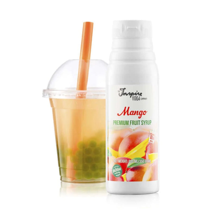 A gauche un gobelet et un paille orange avec une thé orange avec des billes vertes. Et à droite une bouteille blanche avec des mangues, le tout sur fond blanc