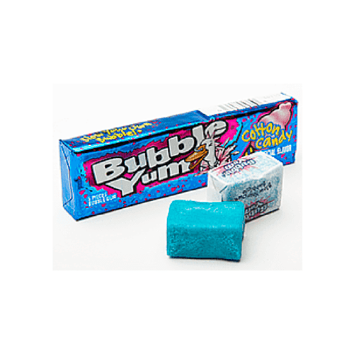 Un paquet bleu sur fond blanc et devant 2 chewing-gums dont un déballé qui nous dévoile sa couleur bleu