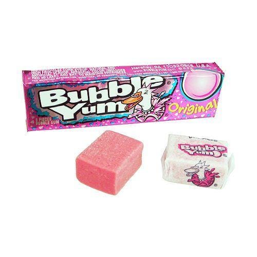 Un paquet rose sur fond blanc et devant 2 chewing-gums dont un déballé qui nous dévoile sa couleur bleu