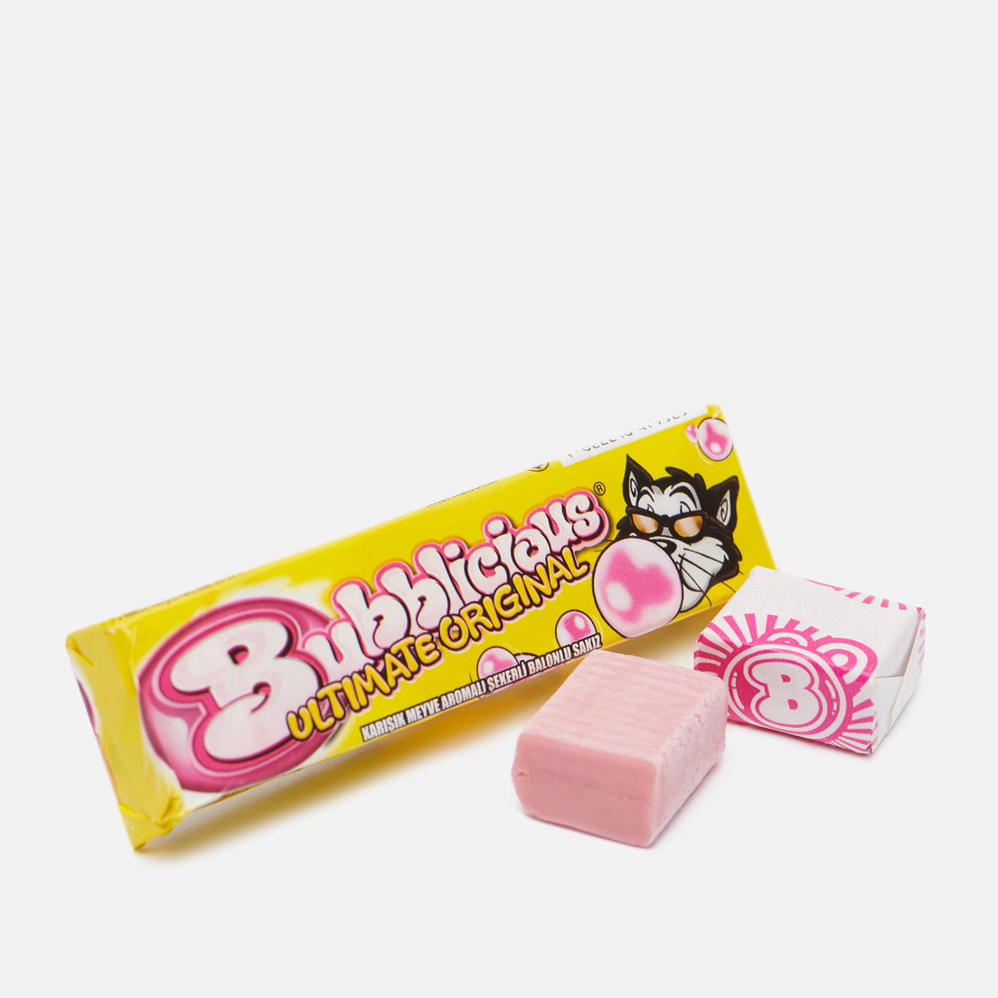 Un emballage jaune à écrits roses avec un chat à lunette de soleil et devant 2 chewing-gums dont un déballé qui nous dévoile sa couleur rose. Le tout sur fond blanc