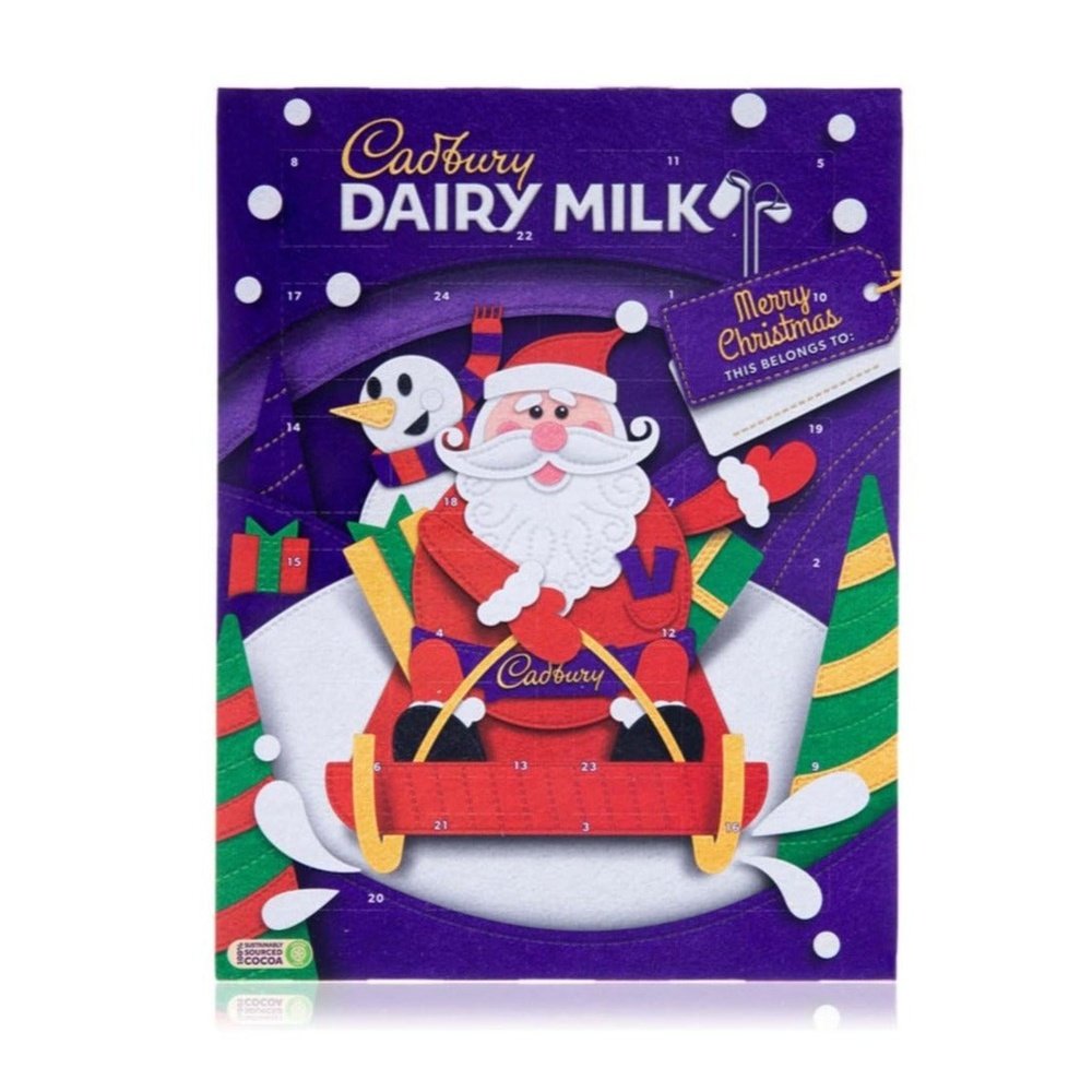 Un carton mauve sur fond blanc avec un père Noël joyeux sur son traineau rempli de cadeau, il est entouré de sapin et sur sa gauche il y a un bonhomme de neige