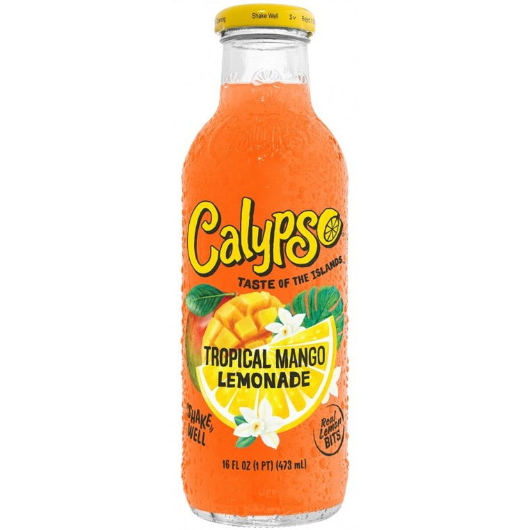 Une bouteille en verre transparente d’une boisson orange sur fond blanc avec un couvercle jaune et une étiquette avec des grandes tranches de citron et des mangues